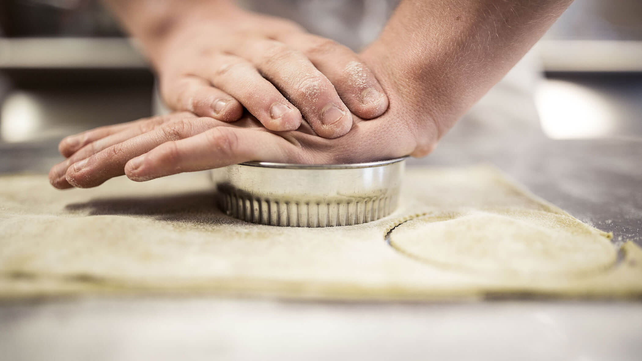 Koch beim Ravioli ausstechen - Hotel Alpenhof