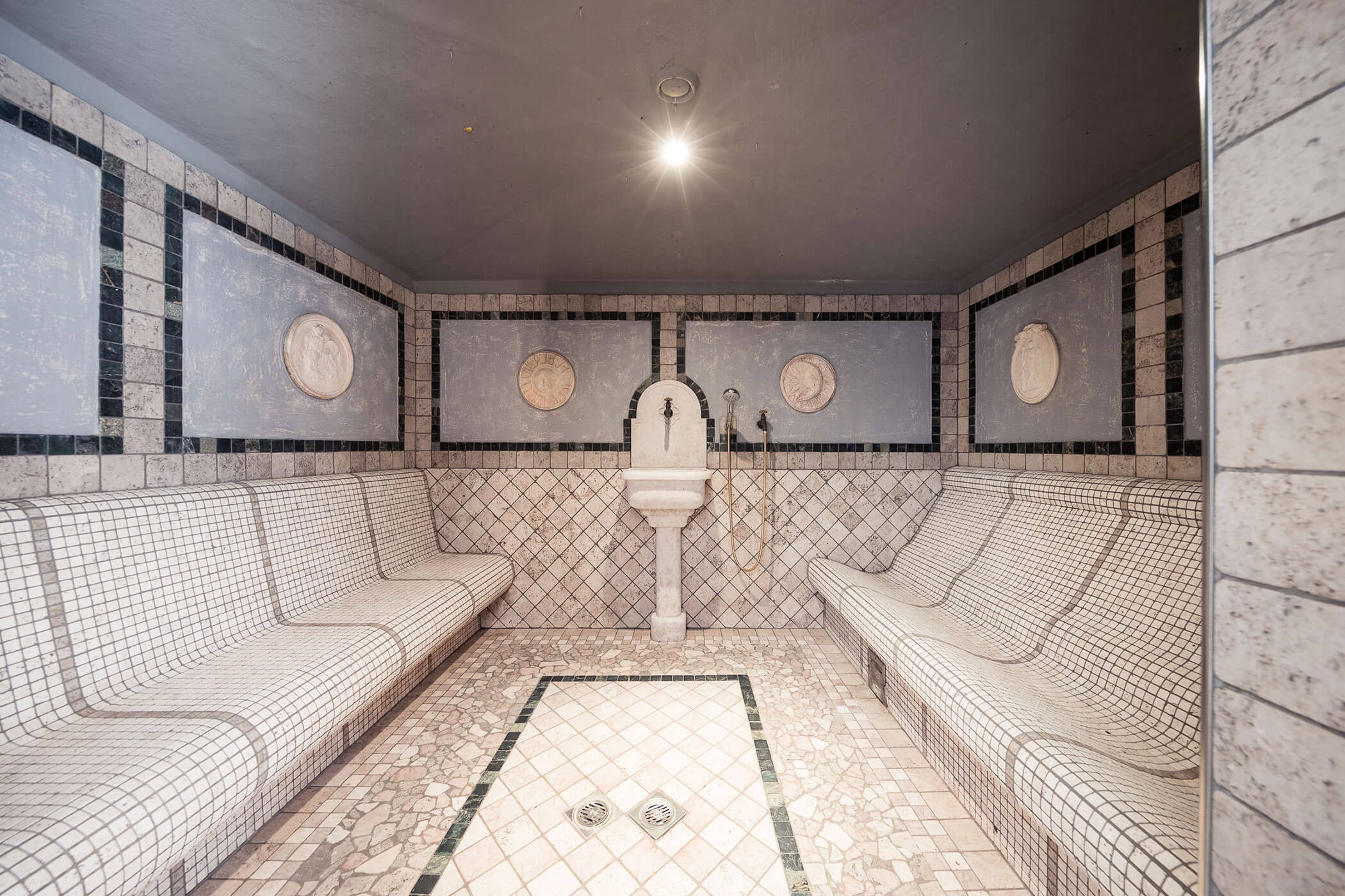 Dampfbad im Wellnessbereich des Hotels Alpenhof